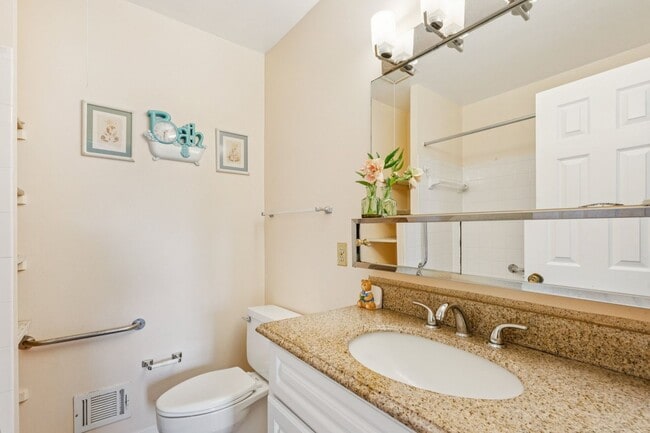 Building Photo - Beautifully maintained townhome on a quiet cul-de-sac in Springfield!