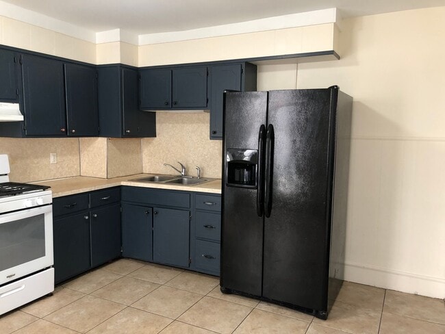 Building Photo - Great Home! Spacious and Updated! Wood Flooring! New Window! Eat-in-Kitchen! Yard!