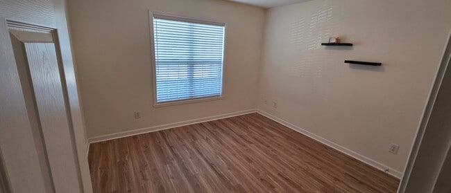 Building Photo - Prime Location Townhouse