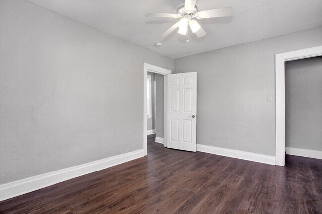 Building Photo - Updated 3 Bedroom 1 Bath with Off Street P...