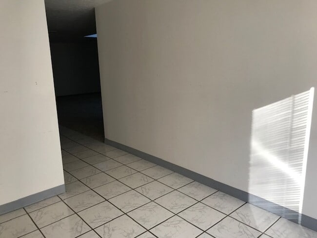 Building Photo - X-Large One Bedroom ground level apartment...