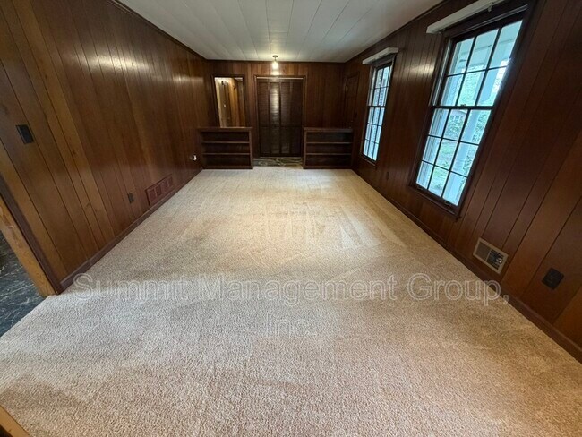 Building Photo - 200 Indian Creek Dr