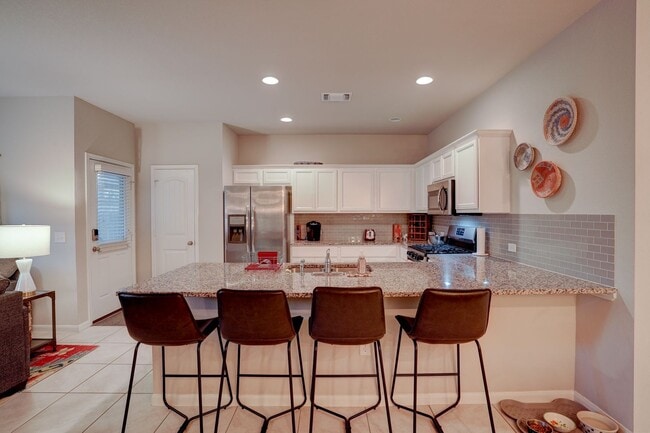 Building Photo - Warm & Spacious 3 Bed, 2 Bath Home with Fenced Backyard