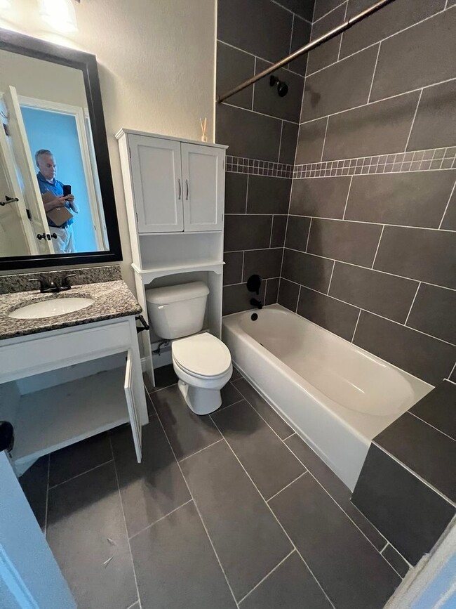 Building Photo - Spacious Family Room Great Location