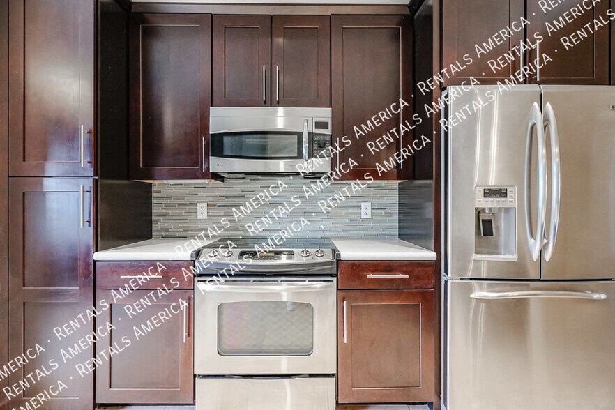 Building Photo - 8653 E Royal Palm Rd