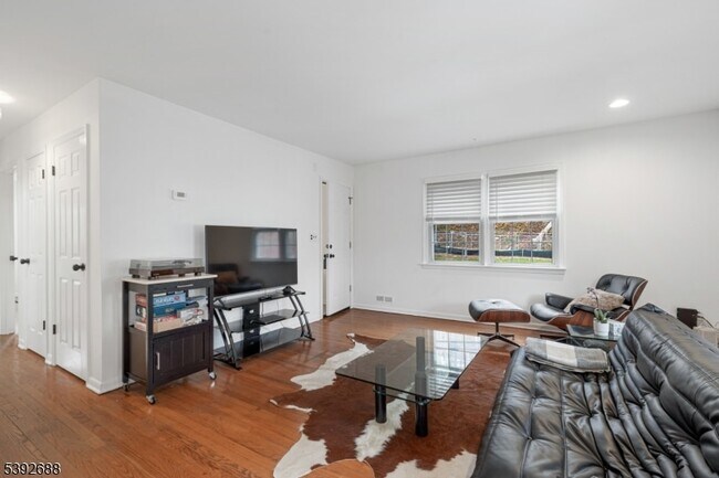 Building Photo - 76 Mt Kemble Ave