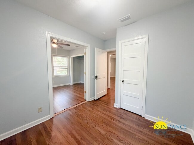 Building Photo - Freshly Painted 3BR/2BA Home Near Santa Rosa Sound & Choctawhatchee Bay!