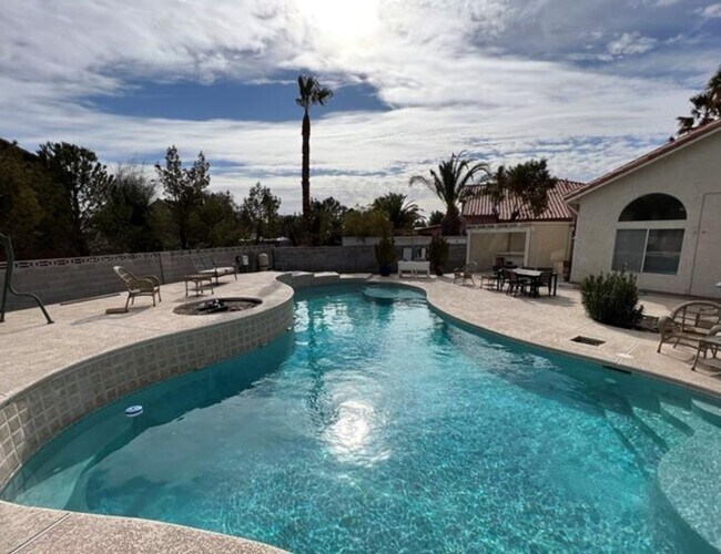 Building Photo - LARGE LOT ON CUL-DE-SAC - NO HOA