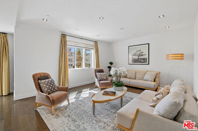 Building Photo - 443 N Palm Dr