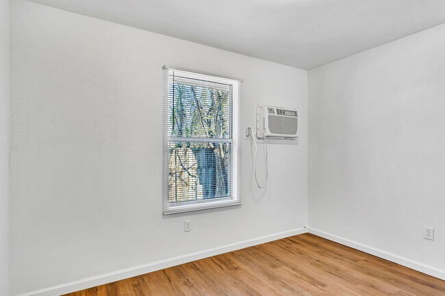 Building Photo - Newly Renovated Studio Apartment in Hollis...