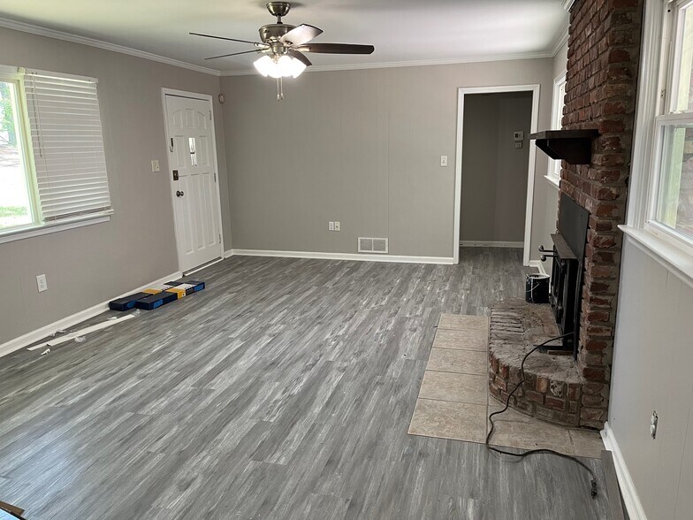 Living - 4495 Ridge Rd