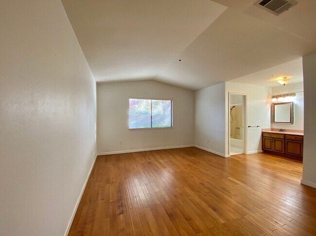 Building Photo - Spacious Condo in a Desirable Private Community