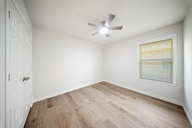 Building Photo - 6000 Meadowglen Dr