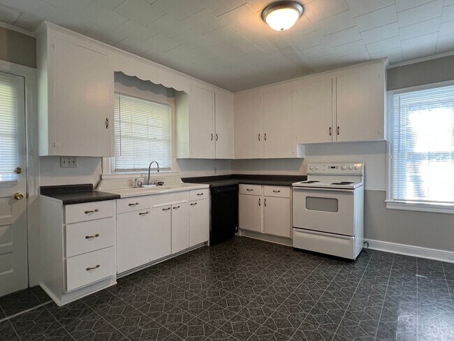 Building Photo - MOVE-IN READY!