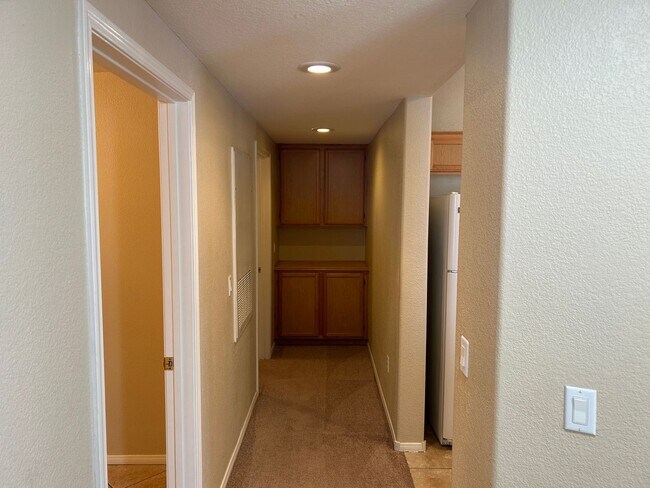 Building Photo - Rare & hard to find 2 BED & 2 BATH with ATTACHED GARAGE.