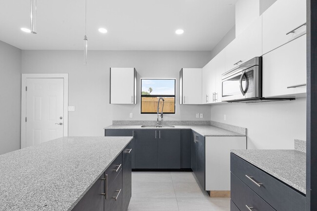 Building Photo - 2014 Summerland Ln