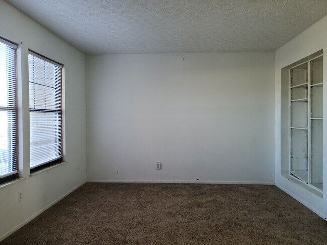Living room - 4848 Charlton Ct
