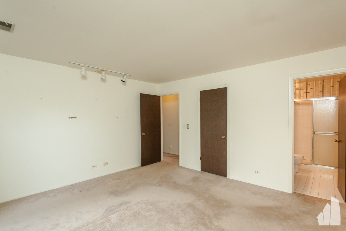 Building Photo - 2630 Northampton Dr