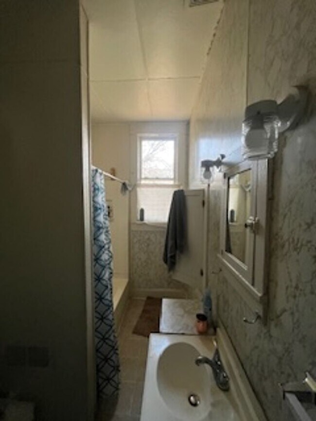 Building Photo - 5 BR / 2 BA House Near Bryan Park - Available August 2026!