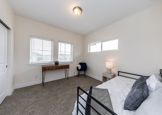 Building Photo - TOP Floor 2 Bed 2 Bath Luxury Apartment in...