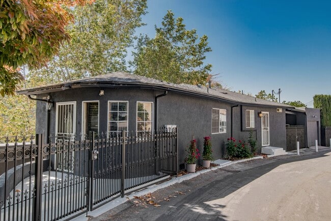 Primary Photo - 214 S Avenue 50