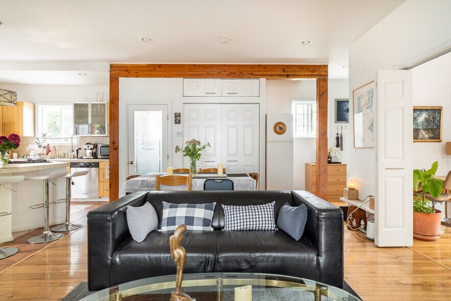 Building Photo - 938 21st Ave