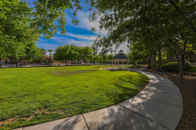 Building Photo - Stunning 6 Bedroom Home With Casita Pool H...