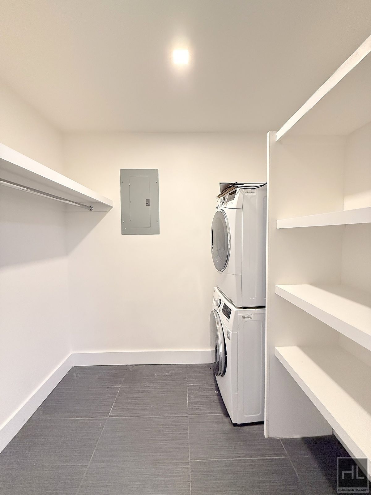Building Photo - NO fee 1 bed 2 bath with laundry in unit -...