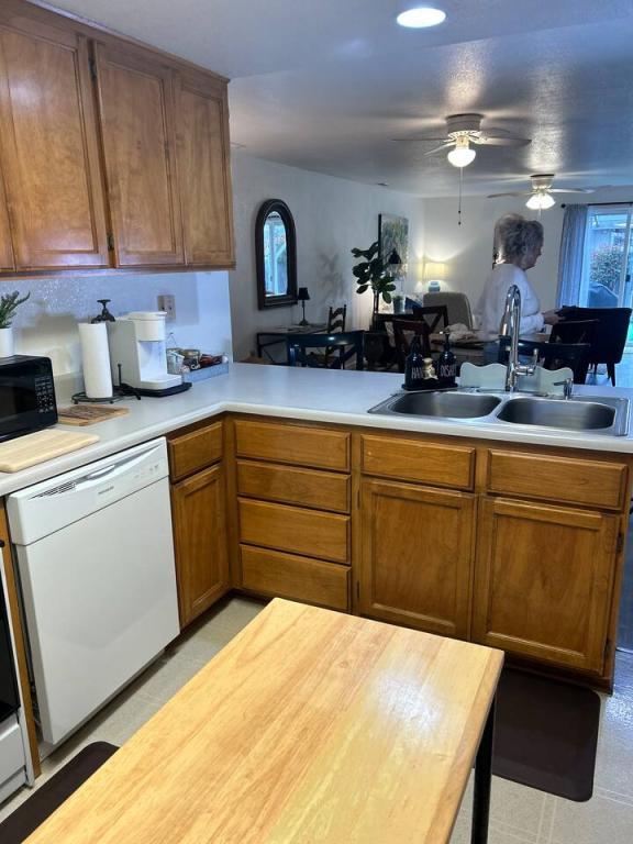 Building Photo - 563 Primrose Dr