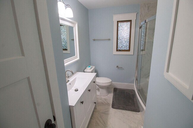 Building Photo - 3104 Oak Lawn Dr