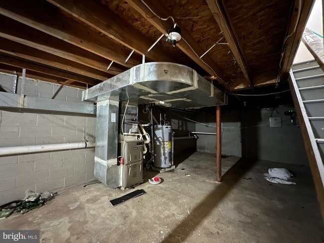 Building Photo - 1616 W Diamond St