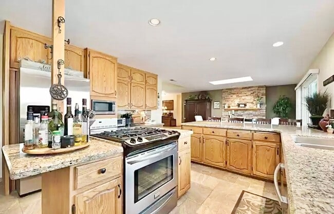 Building Photo - Amazing Location & Sprawling Country Livin...