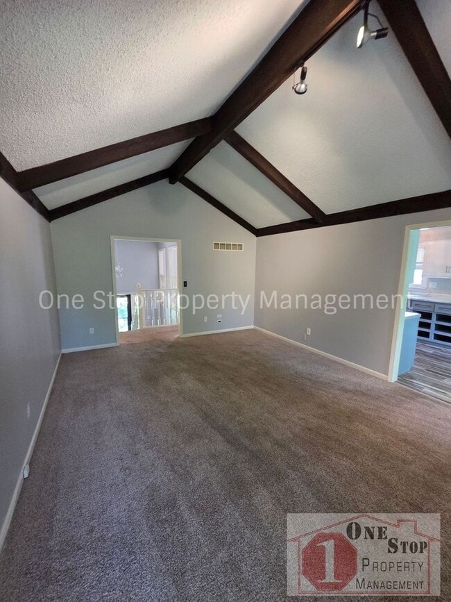 Building Photo - 4 Bedroom, 2.5 Bathroom Home in North Kansas City, Missouri