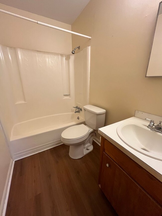 Building Photo - Charming 2 Bedroom