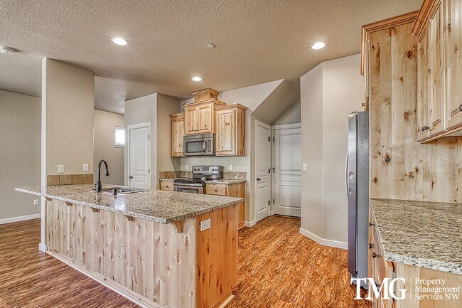 Building Photo - Contemporary 3 Bed 2.5 Bath Style Home in ...