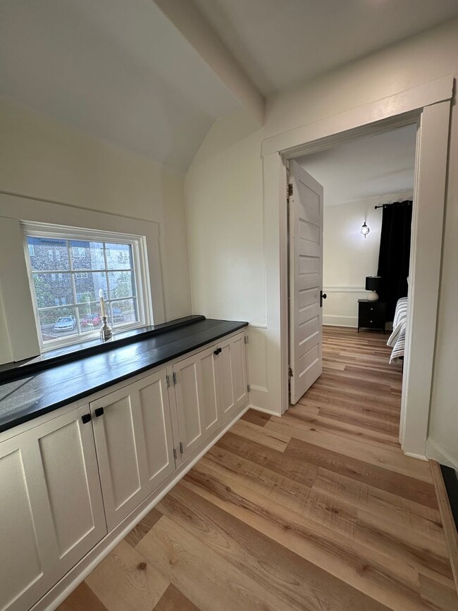 Building Photo - 3 bedroom, 2 bath, furnished Kingsport, TN