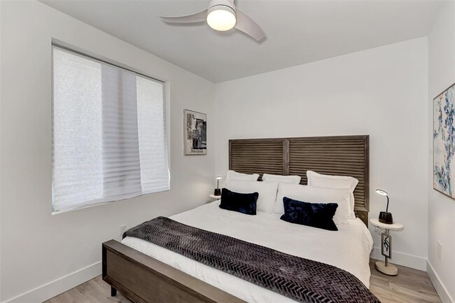 Building Photo - 1703 N Tamiami Trl