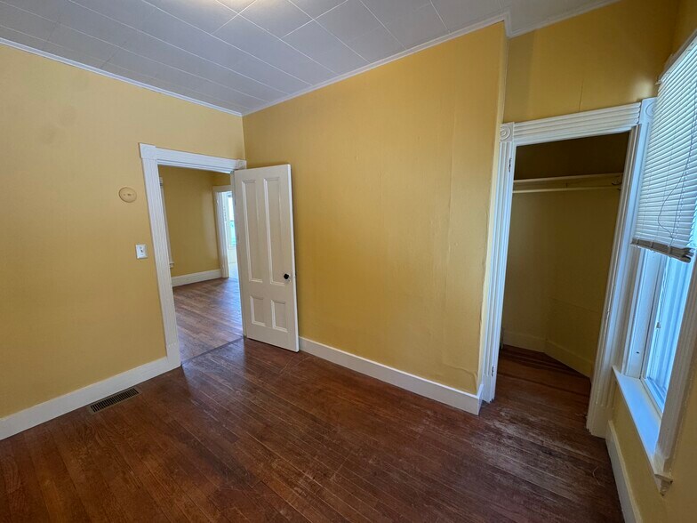 Building Photo - 10 Maple St