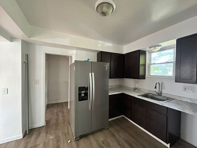 Building Photo - Charming & Spacious Single-Family Home – Pets Welcome!