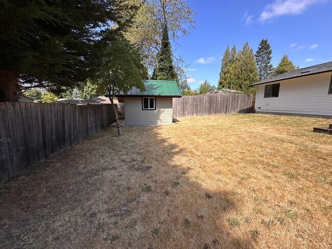 Building Photo - Cozy Woodinville Rambler waiting for its n...