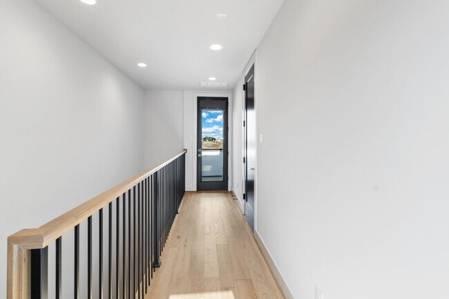 Building Photo - 1504 Ennis St