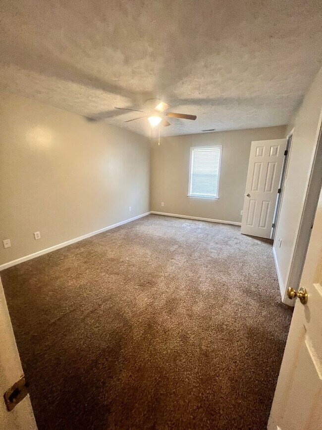 Building Photo - Sweet Living on Sweet Bay Drive - Move in Ready!