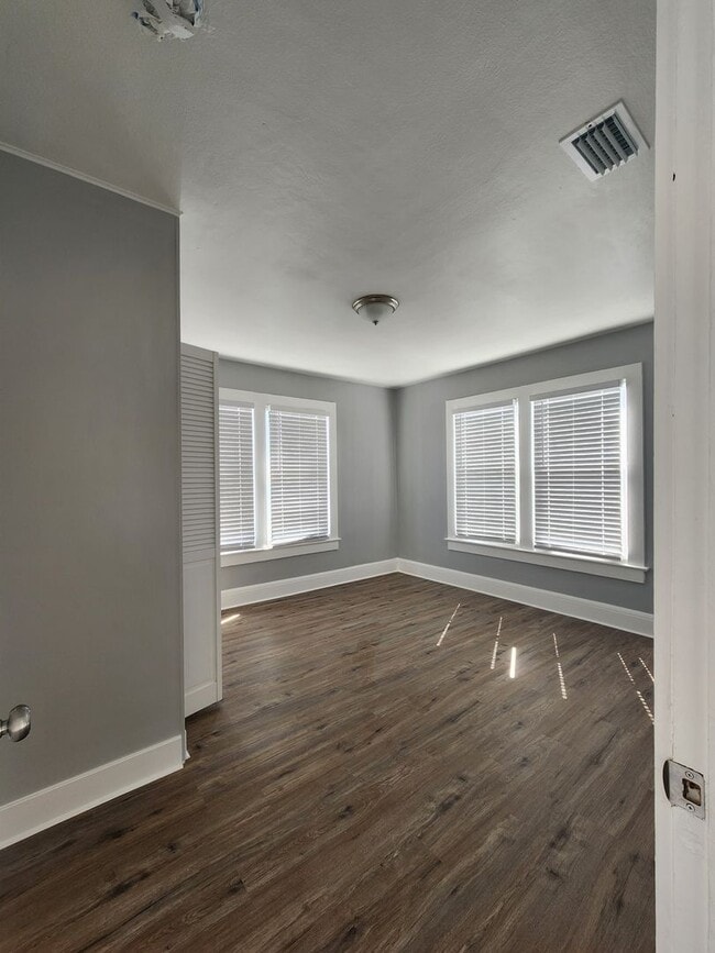 Building Photo - **  HALF OFF 1ST MONTH'S RENT WITH 13 MONT...