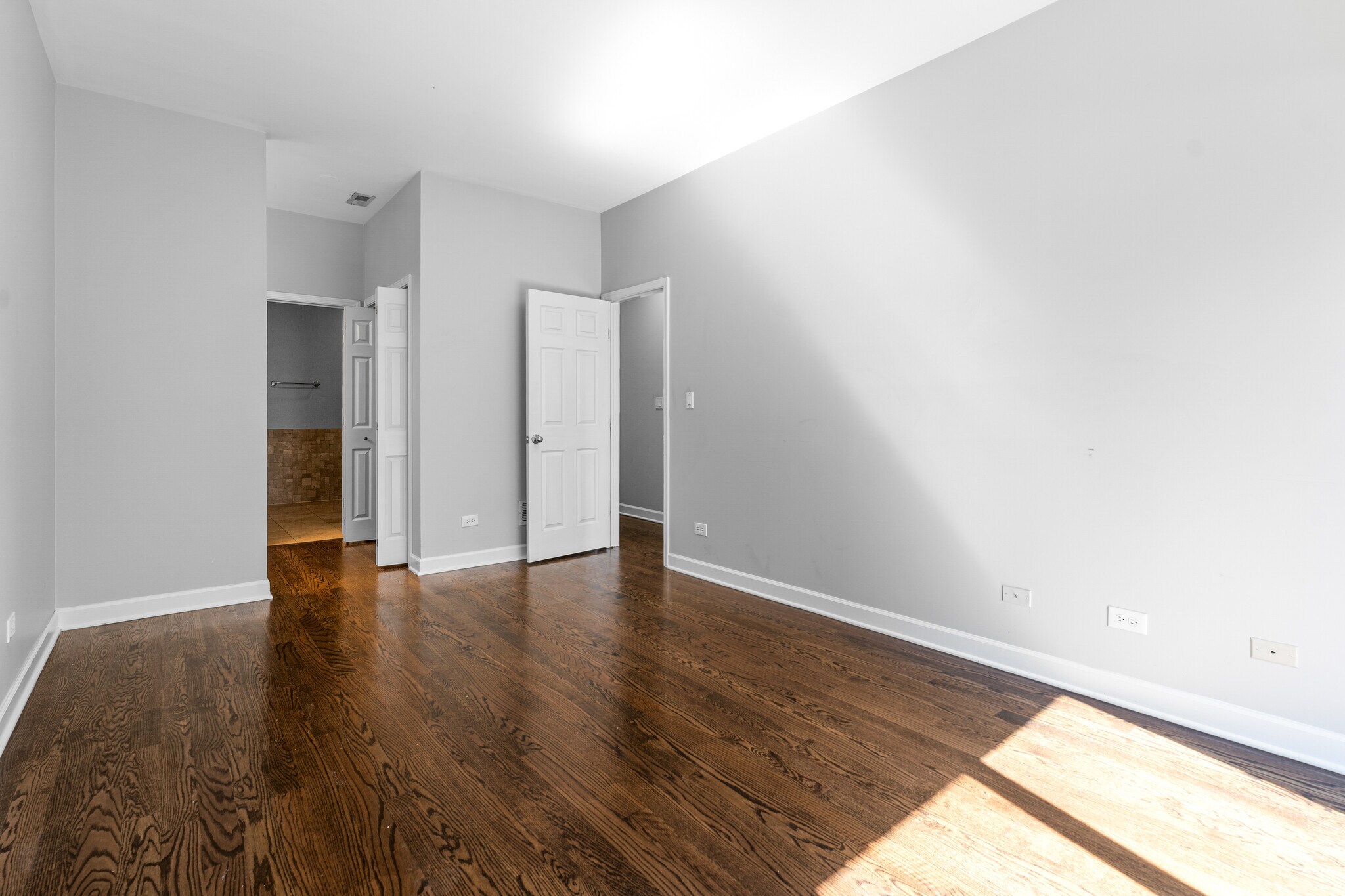 Building Photo - 529 N Racine Ave
