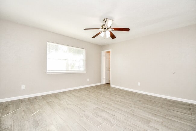 Building Photo - 14646 Dartwood Dr