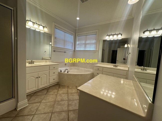 Building Photo - 3 Bed 2 Bath