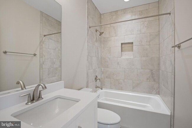 Building Photo - 621 Parkside Pl NE