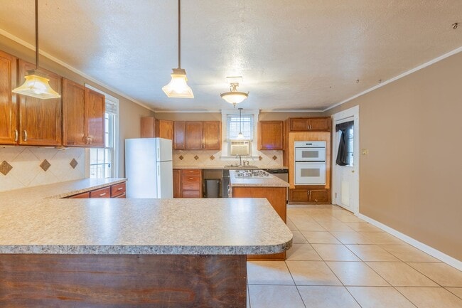 Building Photo - 1 bed, 2 Bath, w/ bonus room, centrally located and convenient to downtown!