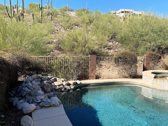 Building Photo - 4365 N Sunset Cliff Dr