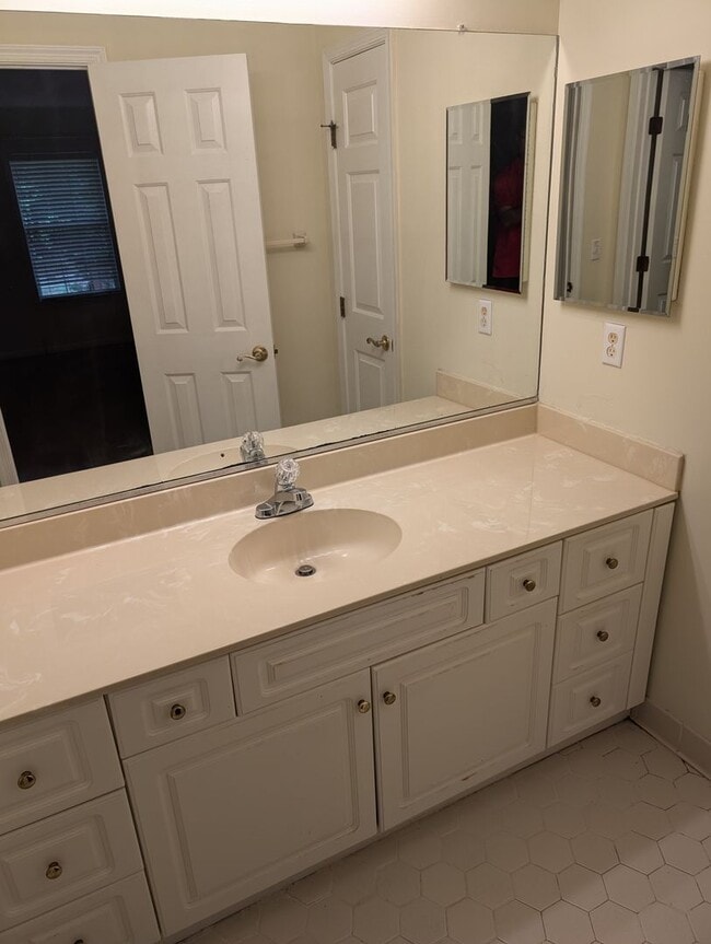 Building Photo - Spacious Home in Longhill Gate